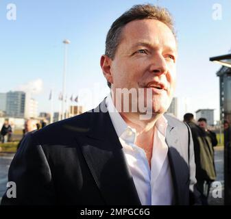 Richter Piers Morgan kommt und begrüßt die Menschenmengen von Britain's Got Talent in Glasgow, Großbritannien. 1/18/10. . Stockfoto