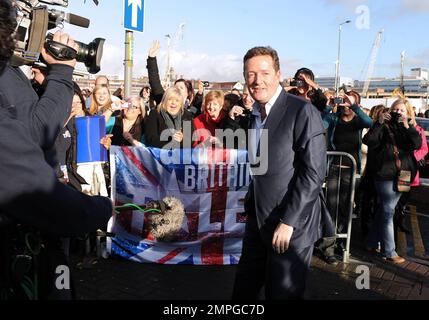 Richter Piers Morgan kommt und begrüßt die Menschenmengen von Britain's Got Talent in Glasgow, Großbritannien. 1/18/10. . Stockfoto