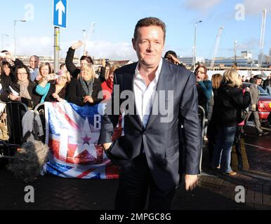 Richter Piers Morgan kommt und begrüßt die Menschenmengen von Britain's Got Talent in Glasgow, Großbritannien. 1/18/10. Stockfoto