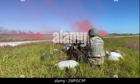 Col. George Cole, Kommandant der 920th Maintenance Group, feuert ein Maschinengewehr des Kalibers GAU-18 .50 ab, nachdem es von einem der HH-60G Pave Hawk Hubschrauber des Flügels entfernt wurde, um seine Fähigkeit zu demonstrieren, einen Eventualstandort am Boden unter feindlichem Angriff auf der Avon Park Air Force Range, Florida, am 14. Oktober 2022 zu verteidigen. Kommandanten der 920. Rettungswache und hochrangige Anführer aus dem gesamten Flügel nahmen aktiv an einer Demonstration dieser Kapabiltien teil. 920. Rettungsflügel, CSAR, GAU-18, Stockfoto