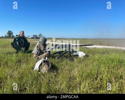 Col. George Cole, Kommandant der 920th Maintenance Group, feuert ein Maschinengewehr des Kalibers GAU-18 .50 ab, nachdem es von einem der HH-60G Pave Hawk Hubschrauber des Flügels entfernt wurde, um seine Fähigkeit zu demonstrieren, einen Eventualstandort am Boden unter feindlichem Angriff auf der Avon Park Air Force Range, Florida, am 14. Oktober 2022 zu verteidigen. Kommandanten der 920. Rettungswache und hochrangige Anführer aus dem gesamten Flügel nahmen aktiv an einer Demonstration dieser Kapabiltien teil. 920. Rettungsflügel, CSAR, GAU-18, Stockfoto