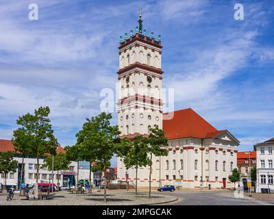 Lebhafte Szene vor der Stadtkirche auf dem historischen Marktplatz Neustrelitz, Mecklenburg-Vorpommern, Deutschland, Europa. Stockfoto