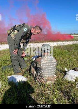 Col. George Cole, Kommandant der 920th Maintenance Group, feuert ein Maschinengewehr des Kalibers GAU-18 .50 ab, nachdem es von einem der HH-60G Pave Hawk Hubschrauber des Flügels entfernt wurde, um seine Fähigkeit zu demonstrieren, einen Eventualstandort am Boden unter feindlichem Angriff auf der Avon Park Air Force Range, Florida, am 14. Oktober 2022 zu verteidigen. Kommandanten der 920. Rettungswache und hochrangige Anführer aus dem gesamten Flügel nahmen aktiv an einer Demonstration dieser Kapabiltien teil. 920. Rettungsflügel, CSAR, GAU-18, Stockfoto