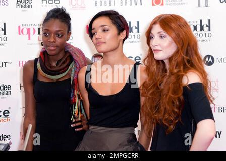 Alisha White, Olivia Stevens und Amelia Thomas treten auf der britischen Liveshow „Next Top Model“ im Excel Centre auf. London, Großbritannien. 10/22/10. Stockfoto