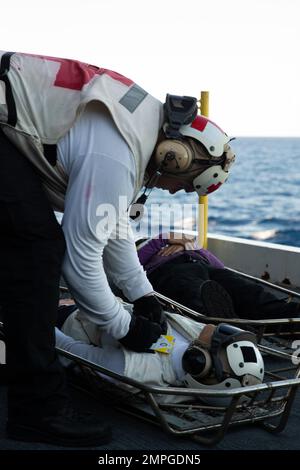 Hospital Corpsman 2. Class Jack Hautala aus Ely, Minnesota, wird der medizinischen Abteilung des First-in-Class-Flugzeugträgers USS Gerald R. Ford (CVN 78) zugewiesen und bietet einem simulierten Opfer einer Massenübung im Flugzeugaufzug des Schiffes am 14. Oktober 2022 medizinische Notversorgung. Die Gerald R. Ford Carrier Strike Group (GRFCSG) wird im Atlantischen Ozean eingesetzt und führt zusammen mit NATO-Alliierten und Partnern Trainings und Operationen durch, um die Integration für zukünftige Einsätze zu verbessern und das Engagement der US-Marine für eine friedliche, stabile und konfliktfreie atlantische Region zu demonstrieren. Stockfoto