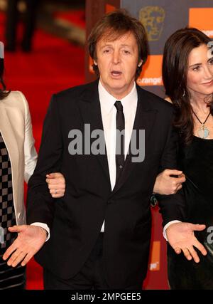 Sir Paul McCartney posiert bei den Orange British Academy Film Awards 2011 im Royal Opera House in Covent Garden für Fotografen auf dem roten Teppich. London, Großbritannien. 02/13/11. Stockfoto