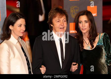 Nancy Shevell, Sir Paul McCartney und Mary McCartney posieren bei den British Academy Film Awards 2011ange im Royal Opera House in Covent Garden für Fotografen auf dem roten Teppich. London, Großbritannien. 02/13/11. Stockfoto