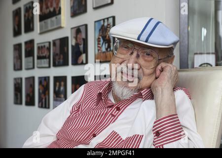 Bild von Onkel Ray (Ray Cordeiro) in seinem Haus in Kowloon Tong, Hongkong, am 21. April 2021. 21APR21 SCMP / K. Y. CHENG Stockfoto