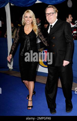 VIC Reeves und Nancy Sorrell kommen bei den British Comedy Awards an, die in der Arena O2 von Jonathan Ross veranstaltet werden. London, Großbritannien. 01/22/11. Stockfoto