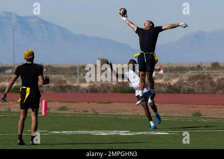 USA Air Force Staff Sgt. Jacob Gates, 49. Logistics Readiness Squadron, nicht kommissionierter Offizier für Bodentransportzulassung, fängt einen Wurf während eines Sports Day Wettbewerbs am Holloman Air Force Base, New Mexico, 14. Oktober 2022 ab. Flugzeuge aus einer Vielzahl von Einheiten und Läden kamen zusammen, um durch Sport an Teambuilding-Aktivitäten teilzunehmen. Stockfoto