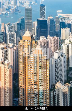 Wolkenkratzer bei Sonnenuntergang in Hongkong. Stockfoto