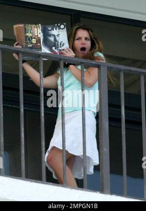 Britney Spears zeigt ihren Mann das L'Uomo Magazin Shooting an wartende Fotografen von ihrem Penthouse Balkon aus. Destin FL, 4/14/05 Stockfoto