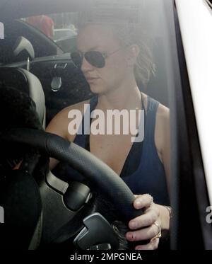 Britney Spears besucht Petco mit ihrem süßen Yorkshire Terrier Welpen London. Es wurde berichtet, dass ein Richter Britney gebeten hat, nicht mit ihren Kindern im Auto zu fahren, aber ich schätze, ein kleiner pelziger Freund zählt nicht. Los Angeles, Kalifornien. 11/17/07. Stockfoto