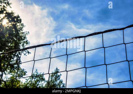 Beachvolleyballnetz am blauen Himmel im Sommer am Strand Stockfoto