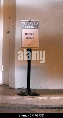 Britney Spears und ihre Sicherheitsleute geben sich große Mühe, um zu vermeiden, dass ihr Foto von wartenden Fotografen aufgenommen wird. Spears verließ ihr Hotel in Miami, um den Abend in einem Aufnahmestudio zu verbringen, wo sie einen Parkplatz auf ihren Namen reserviert hatten. Manager Larry Rudolph und Freund/Agent Jason Trawick gehörten ebenfalls zum Gefolge. Irgendwann ging Spears auf einen Balkon, um eine Zigarette zu rauchen und der Sicherheitsdienst versuchte, sie mit einem Schirm zu schützen. Miami, FL 1/29/2010 Stockfoto