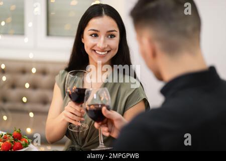 Lächelnde, attraktive, brünette, hispanische junge Frau hat ein Date Stockfoto