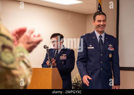 Oberstleutnant Brennan McDonald übernahm das Kommando über die 300. Luftaufzugsstaffel von LT. Oberstleutnant Michael Parker am 15. Oktober 2022 in Joint Base Charleston, S.C. Die Zeremonie wurde von LT. Oberst Diane E. Patton, Befehlshaber der 315. Operationsgruppe, JB Charleston, durchgeführt. Stockfoto