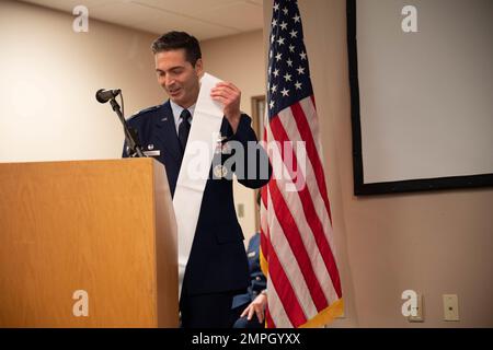 Oberstleutnant Brennan McDonald übernahm das Kommando über die 300. Luftaufzugsstaffel von LT. Oberstleutnant Michael Parker am 15. Oktober 2022 in Joint Base Charleston, S.C. Die Zeremonie wurde von LT. Oberst Diane E. Patton, Befehlshaber der 315. Operationsgruppe, JB Charleston, durchgeführt. Stockfoto