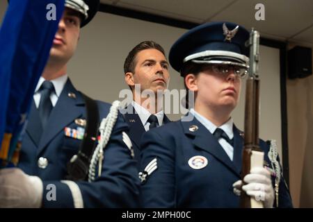 Oberstleutnant Brennan McDonald übernahm das Kommando über die 300. Luftaufzugsstaffel von LT. Oberstleutnant Michael Parker am 15. Oktober 2022 in Joint Base Charleston, S.C. Die Zeremonie wurde von LT. Oberst Diane E. Patton, Befehlshaber der 315. Operationsgruppe, JB Charleston, durchgeführt. Stockfoto