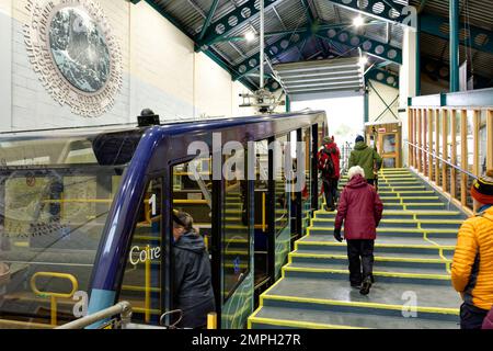 Cairngorm Mountain Standseilbahn Aviemore Schottland Passagiere, die an der Basisstation in den Zug einsteigen Stockfoto