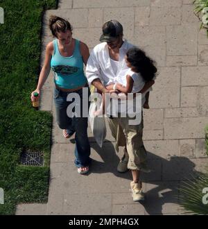 Exklusiv!! Britney Spears, Ehemann Kevin Federline und seine Tochter Kori schlendern während eines Familientreffens durch das Gelände eines Santa Monica Hotels. 04/02/05 Stockfoto