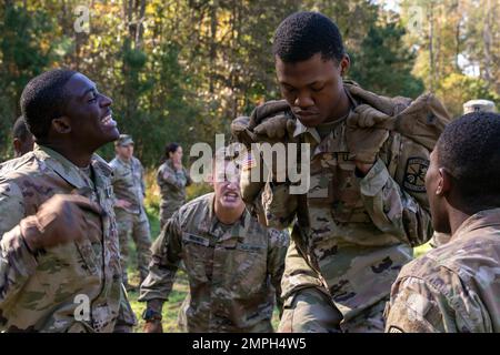 Mit seinem St. Die Teamkollegen der Universität von Augustine jubeln ihn an, Cadet Jeremiah Gaines, schiebt sich durch die letzten Sekunden des Functional Fitness-Events bei der 4. Brigade's Army ROTC Ranger Challenge am 15. Oktober in Fort A.P. Hügel. In diesem zeitlich begrenzten Staffelrennen hatte jedes Teammitglied eine Reihe von drei anstrengenden Übungen absolviert. Bei der letzten Übung machten Cadets viele 35-Pfund Schulterboxen, so gut sie konnten in einer Minute. Am zweiten Wettbewerbstag traten die Teams an zehn verschiedenen Veranstaltungen an, bevor sie ihren Tag mit einem 6-km-Rucksack beendeten. Die beiden besten Teams vertreten die 4. Brigade im San Stockfoto