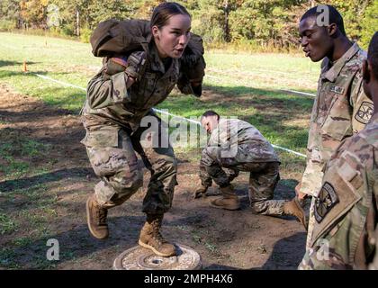 Mit ihrem St. Die Teamkollegen der Universität Augustine jubeln sie an, Cadet Samantha Autry pusht sich durch die letzten Sekunden des Functional Fitness Events bei der 4. Brigade's Army ROTC Ranger Challenge am 15. Oktober in Fort A.P. Hügel. In diesem zeitlich begrenzten Staffelrennen hatte jedes Teammitglied eine Reihe von drei anstrengenden Übungen absolviert. Bei der letzten Übung machten Cadets viele 35-Pfund Schulterboxen, so gut sie konnten in einer Minute. Am zweiten Wettbewerbstag traten die Teams an zehn verschiedenen Veranstaltungen an, bevor sie ihren Tag mit einem 6-km-Rucksack beendeten. Die zwei besten Teams repräsentieren dann die 4. Brigade in the Sand Stockfoto