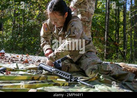 Cadet Emily Chu, Duke University, fährt gegen die Uhr, während sie sich als M249 während der Demontage/Montage von Waffen anlässlich der ROTC Ranger Challenge der Brigade 4. am 15. Oktober in Fort A.P. versammelt Hügel. Am zweiten Wettbewerbstag traten die Teams an zehn verschiedenen Veranstaltungen an, bevor sie ihren Tag mit einem 6-km-Rucksack beendeten. Die beiden besten Teams vertreten 4. Brigade beim Sandhurst Military Skills Competition, der im April 2023 in der West Point Military Academy stattfand. | Foto: Sarah Windmueller, USA Militärkadett-Kommando Öffentliche Angelegenheiten Stockfoto