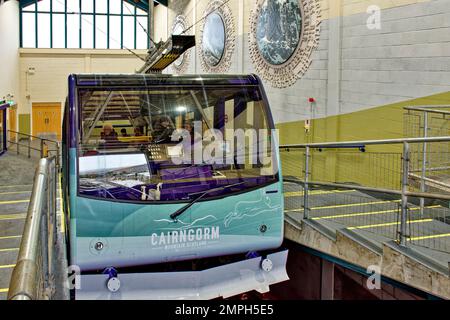 Cairngorm Mountain Standseilbahn Aviemore Schottland Zug bereit zur Abfahrt von der Basisstation Stockfoto