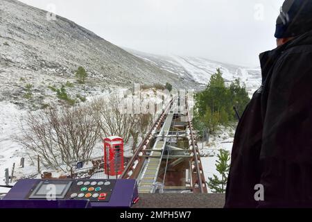 Cairngorm Mountain Standseilbahn Aviemore Schottland Blick vom Taxi auf die Strecke und schneebedeckte Hügel Stockfoto