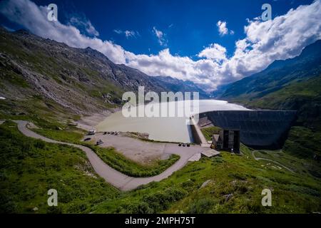 Blick auf den Ufersee Oberaarsee, den Gletscher Oberaargletscher am Ende des Tals, umliegende Berge sind von Wolken umgeben. Stockfoto