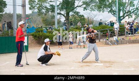 Master-at-Arms Torye Cugal der 1. Klasse, zugewiesen an Commander, Fleet Activities Sasebo (CFAS), spielt Softball während des Saikai Frendship Game im Yokoseura Park in Saikai City, Japan, 16. Oktober 2022. Das Softballturnier wurde abgehalten, um die Beziehung von CFAS und Naval Beach Unit 7 zur Stadt Saikai zu feiern und die Kameradschaft zwischen Seeleuten und einheimischen Bürgern zu fördern. Stockfoto