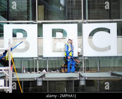 Außenansicht des Broadcasting House, das gerade renoviert wird und in dem sich die BBC Radio Studios am Kreuz Portland und Langham Place befinden. Der moderne Anbau mit Glasfassaden sollte bis 2008 abgeschlossen sein und hat dem Vernehmen nach seine bereits exorbitante Mittelausstattung um $155 Millionen Dollar überschritten. Das ursprüngliche Gebäude wurde von George Val Myer entworfen und am 14. Mai 1932 eröffnet. London, Großbritannien. 09/04/10. Stockfoto