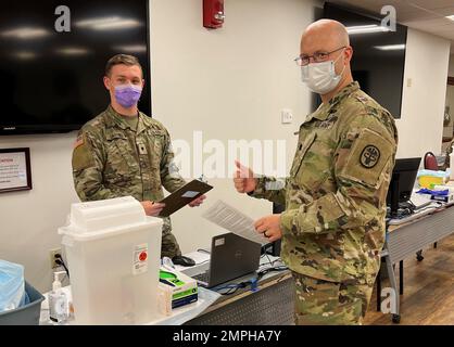 Grippeprophylaxe ist eine wichtige jährliche Anstrengung in der Lyster Army Health Clinic. Angesichts der anhaltenden COVID-19-Pandemie ist es noch wichtiger, die Grippeimpfung zu erhalten. Am Montag, den 17. Oktober, kamen Mitglieder der Fort Rucker medizinischen Gemeinschaft an, um ihre Ärmel für ihre jährliche Grippeimpfung hochzukrempeln. LTC Garrett holt, Lyster Commander, gibt die Daumen nach Abschluss seiner Grippeimpfung. Um die Gesundheit und das Wohlergehen des Klinikpersonals und der Patienten zu gewährleisten, sorgt Lyster dafür, dass medizinisches Personal vor Beginn der jährlichen Grippekampagne für die Begünstigten geimpft wird. Stockfoto