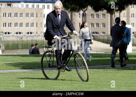 Die Schauspielerin und Model Kelly Brook und der Londoner Bürgermeister Boris Johnson starten Sky Ride, eine verkehrsfreie Fahrt vorbei an Sehenswürdigkeiten wie dem Buckingham Palace, dem Trafalgar Square und dem Tower of London. Kelly trug ein niedliches rosa Kleid und fuhr in hohen Absätzen, während der Bürgermeister im Rathaus einen Anzug trug, um mehr Radfahren zu fördern. London, Großbritannien. 25. August 2011. Stockfoto