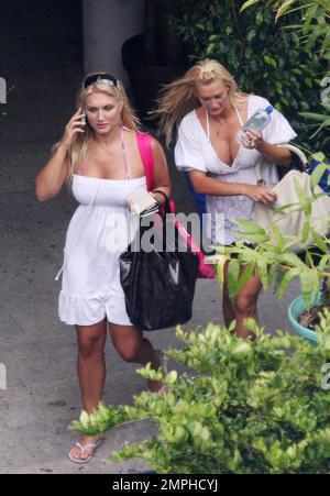 Exklusiv!! Brooke Hogan und die Freundin von Vater Hulk, Jennifer McDaniel, machen einen Spaziergang durch ihr Luxushotel, Miami Beach, FL, 7/14/08. Stockfoto