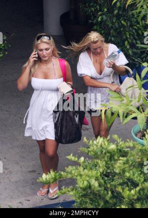 Exklusiv!! Brooke Hogan und die Freundin von Vater Hulk, Jennifer McDaniel, machen einen Spaziergang durch ihr Luxushotel, Miami Beach, FL, 7/14/08. Stockfoto