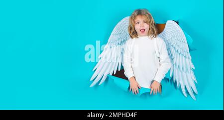 Valentinstag-Banner. Süßer Junge im Engelskostüm, weißes Kleid und Federflügel. Unschuldiges Kind. Stockfoto