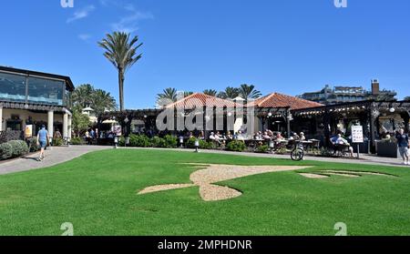 Gebäude, Bars, Essen neben dem Park in Lopesan, Boulevard el Faro Einkaufszentrum, in der Nähe des Leuchtturms, Gran Canaria Stockfoto