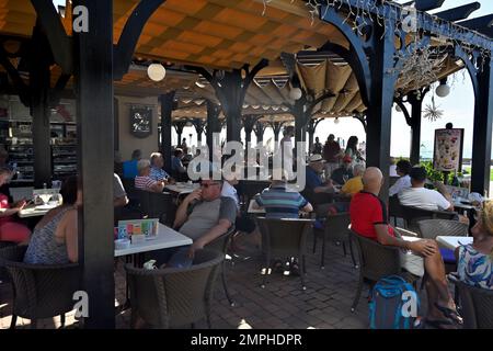 Im Schatten des italienischen Restaurants Maximilians in Lopesan, Einkaufszentrum Boulevard el Faro, Maspalomas, Gran Canaria Stockfoto