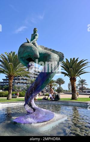 Maspalomas Skulptur „man reitet eine Schlange“ in Faro de Maspalomas in der Nähe des berühmten Leuchtturms Gran Canaria Stockfoto