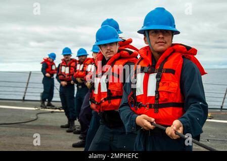 221019-N-ZQ263-1097 PAZIFIK (19. OKTOBER 2022) USA Navy Seaman Jaime Delgado, aus San Francisco, Himmel auf Telefon und Distanz während einer Wiederauffüllung auf See mit dem Flottenöler USNS Henry J. Kaiser (T-AO 187) auf dem Vorfeld des Arleigh-Burke-Class-Guided-Missile Destroyers USS Chung-Hoon (DDG 93). Chung-Hoon arbeitet derzeit mit der Nimitz Carrier Strike Group in Vorbereitung auf einen bevorstehenden Einsatz. Stockfoto