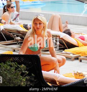 EXKLUSIV!! Brooke Hogan und ihre ähnlich aussehende Freundin Jennifer McDaniel tragen fast passende Bikinis, wenn sie sich am Pool in ihrem Hotel in South Beach entspannen. Jennifer ist Berichten zufolge jetzt mit Brookes Vater Hulk Hogan verlobt und trug einen Diamantring an ihrer linken Hand. Miami, Florida 12/30/09. Stockfoto