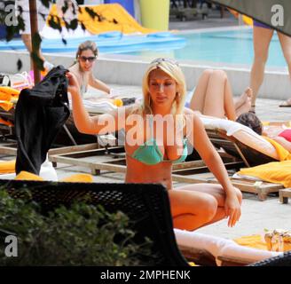 EXKLUSIV!! Brooke Hogan und ihre ähnlich aussehende Freundin Jennifer McDaniel tragen fast passende Bikinis, wenn sie sich am Pool in ihrem Hotel in South Beach entspannen. Jennifer ist Berichten zufolge jetzt mit Brookes Vater Hulk Hogan verlobt und trug einen Diamantring an ihrer linken Hand. Miami, Florida 12/30/09. Stockfoto