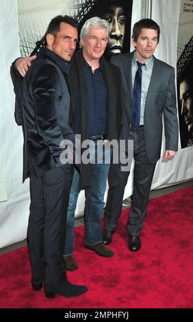 Wass Stevens, Richard Gere und Ethan Hawke gehen auf dem roten Teppich bei der New Yorker Premiere von „Brooklyns Besten“ im AMC Loews Lincoln Square 13 Theater. New York, NY. 03/02/10. Stockfoto