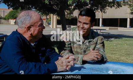 US-Rentner Armeeminister Joseph Cancellare, ehemaliger Senior Army Instructor an der Bowie High School, und USA Army Captain Saul Gandara, der Firmenbefehlshaber der Headquarters and Headquarters Company, 3. Infanterie Brigade Combat Team, 25. Infanterie Division, erzählte in einem Interview über ihre Beteiligung am Bowie High School Junior Reserve Officers' Training Corps Programm am 20. Oktober 2022 in El Paso, Texas. Beide konzentrieren sich nun darauf, Schüler zu besseren Bürgern zu machen und sie zu inspirieren, Wege zu beschreiten, die in der Gemeinschaft Wellen der Vorwärtsmobilität hinterlassen. Stockfoto