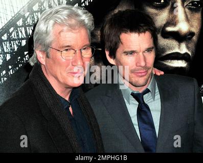 Richard Gere und Ethan Hawke gehen auf dem roten Teppich bei der New Yorker Premiere von „Brooklyns Besten“ im AMC Loews Lincoln Square 13 Theater. New York, NY. 03/02/10. Stockfoto