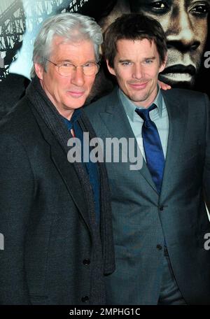 Richard Gere und Ethan Hawke gehen auf dem roten Teppich bei der New Yorker Premiere von „Brooklyns Besten“ im AMC Loews Lincoln Square 13 Theater. New York, NY. 03/02/10. Stockfoto
