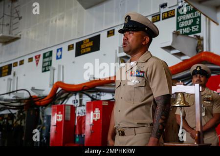 221021-N-MU675-1061 SAN DIEGO (21. Oktober 2022) Chief Aviation Boatswain's Mate (Equipment) Nabil Pareja aus Richmond, Kalifornien, bereitet sich auf die Auszeichnung vor, nachdem er seine Deckung während einer Festungszeremonie des HauptPetty Officers an Bord des Flugzeugträgers USS Abraham Lincoln der Nimitz-Klasse (CVN 72) erhalten hat. Abraham Lincoln ist derzeit am Pier an der Naval Air Station North Island festgemacht, um Routineeinsätze zu unterstützen. Stockfoto