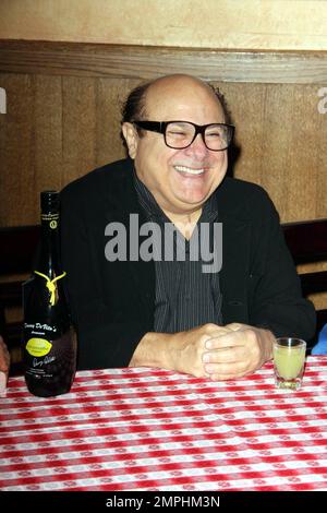 Danny DeVito nimmt an einer Veranstaltung Teil, bei der Planet Hollywoods Kauf der italienischen Restaurantkette Buca di Beppo gefeiert wird. Die Veranstaltung feierte auch die Eröffnung des Restaurants Buca de Beppo auf dem Universal CityWalk in Hollywood. Buca di Beppo wird nun Danny DeVitos neuen Premium Limoncello Likör servieren, wobei ein Teil des Erlöses aus dem Limoncello-Verkauf der Heart Association zugute kommt. Los Angeles, Kalifornien. 1/28/09. Stockfoto